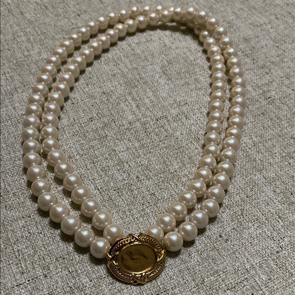 Vintage Jewelry - Vintage Cream and Gold Pearl Necklace
